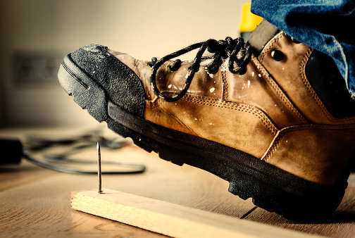 Les chaussures de sécurité anti-perforation possèdent une semelle spéciale qui résiste à la pénétration d'objets pointus
