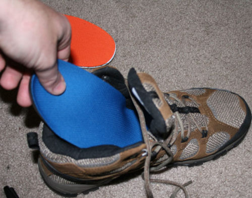 Installation de semelle dans une chaussure