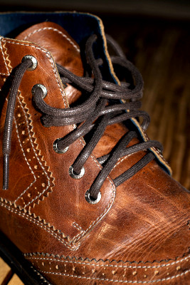 Les lacets qui équipent les chaussures de sécurité doivent être choisis en fonction des risques contre lesquels le porteur doit se protéger